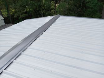 Se instalan techos. Bodegas cercas de metal