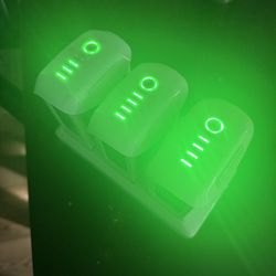 $75 Each DJI Original Phantom 4 Batteries With Dock. $75 cada batería. $30 por muelle.