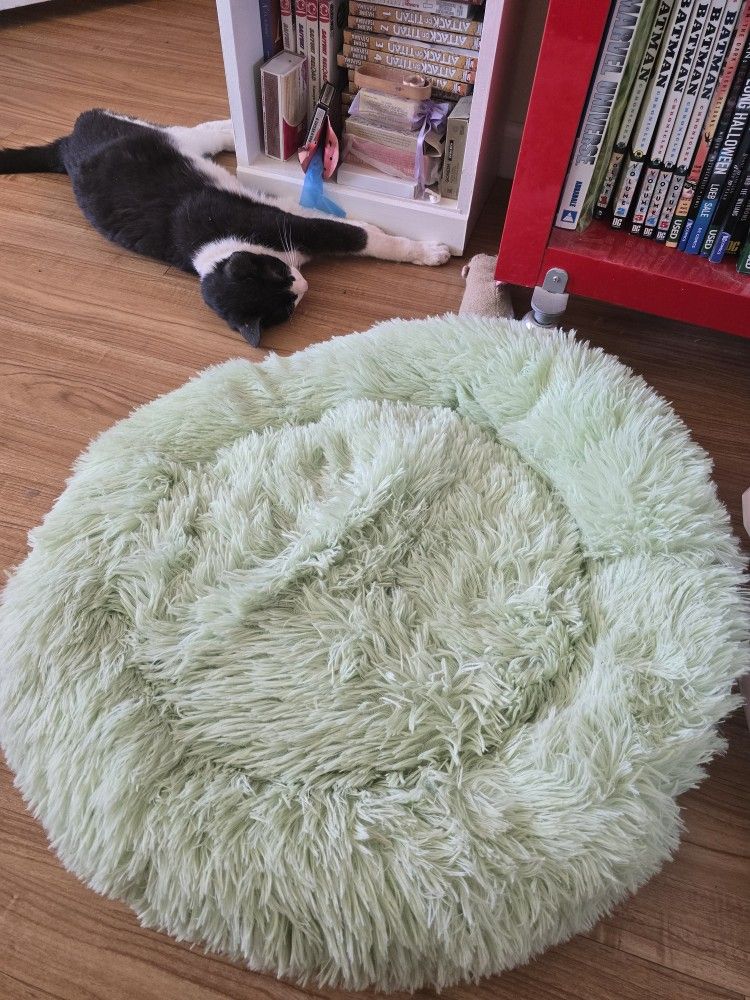 Pet Nest Donut Cat cushion  Plush furry small dog bed LIKE NEW 24 in diameter
