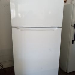 Frigidaire Refrigerator 30Wx66Hx28D