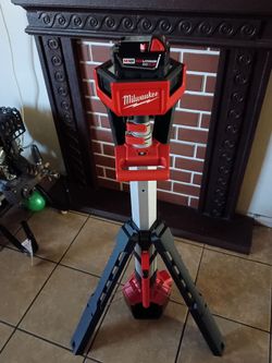 M18 MILWAUKEE rocket light tool y batería $265