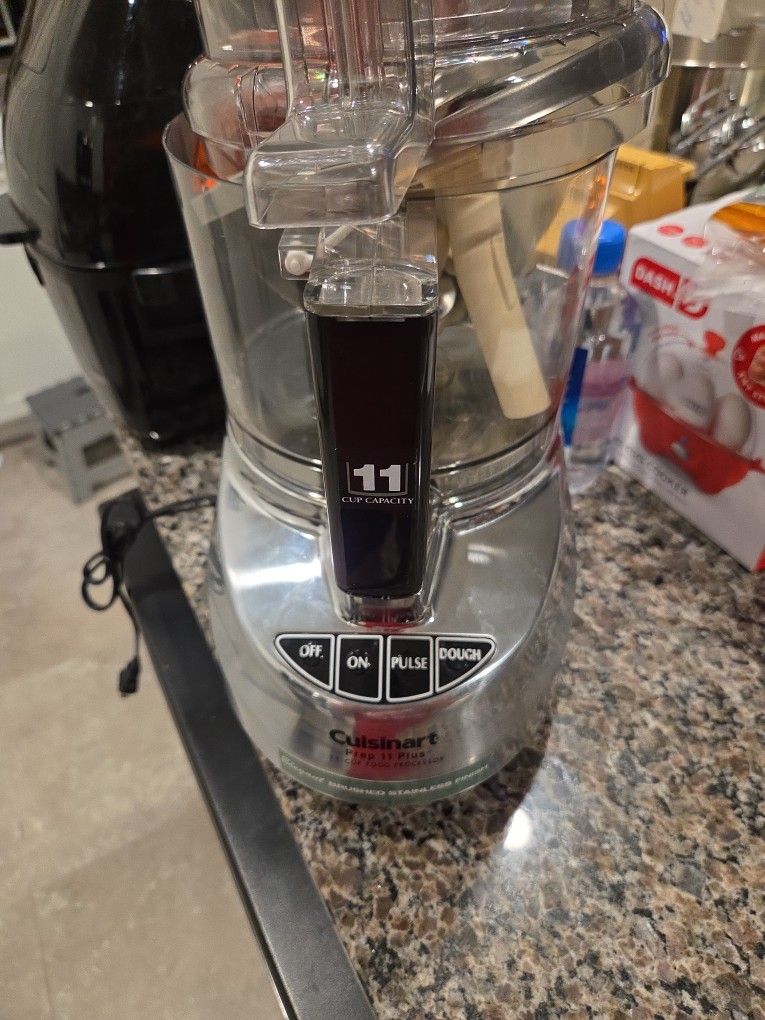 CUISINART  ELEVEN CUP FOOD PROCESSOR