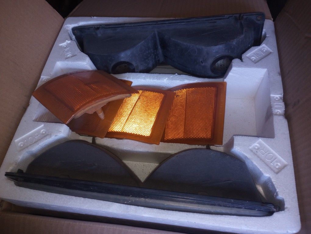 1999 Chevy Tahoe Front Headlight Lenses Used 100$