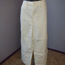 New Day Women's Off White Short Stretch Jeans Size 12
99% cotton and 1% spandex
