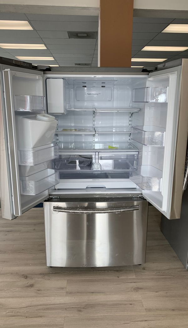 BRAND NEW!! SAMSUNG RF263TEAESR REFRIGERATOR J8 for Sale in Chicago, IL