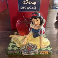 Disney Showcase Collection Snow White Traditions Figurine