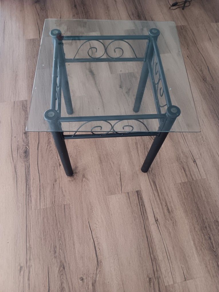 SIDE GLASS TABLE