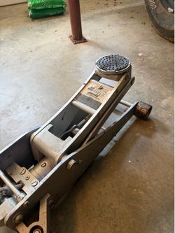 PITTSBURGH 2 Ton Low-Profile Racing Floor Jack with RAPID PUMP