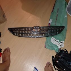 2002, 2003...2004..2005..2006.. TOYOTA CAMRY GRILLE UPPER....LE...(CHROME TRIM) BRAND NEW