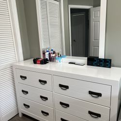 Dresser With Mirror