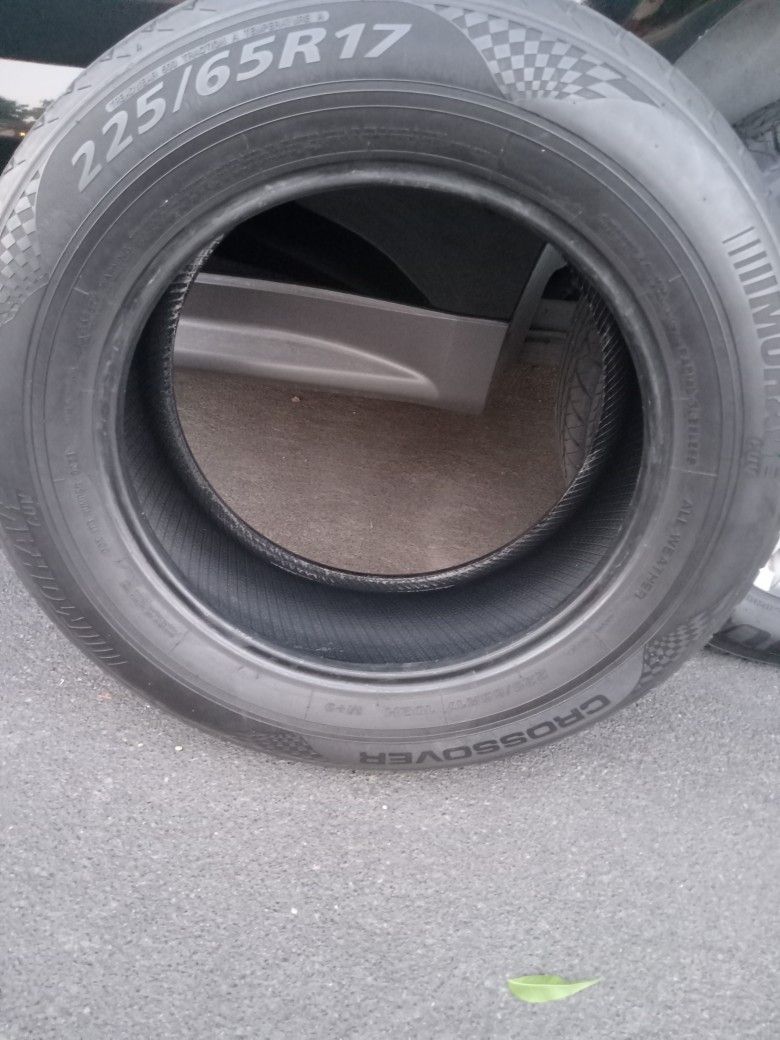 Llanta 225/65 R17. $ 30 Buena Condición