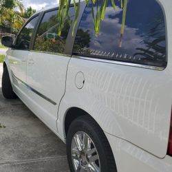 2016 Chrysler Town & Country Mini Van