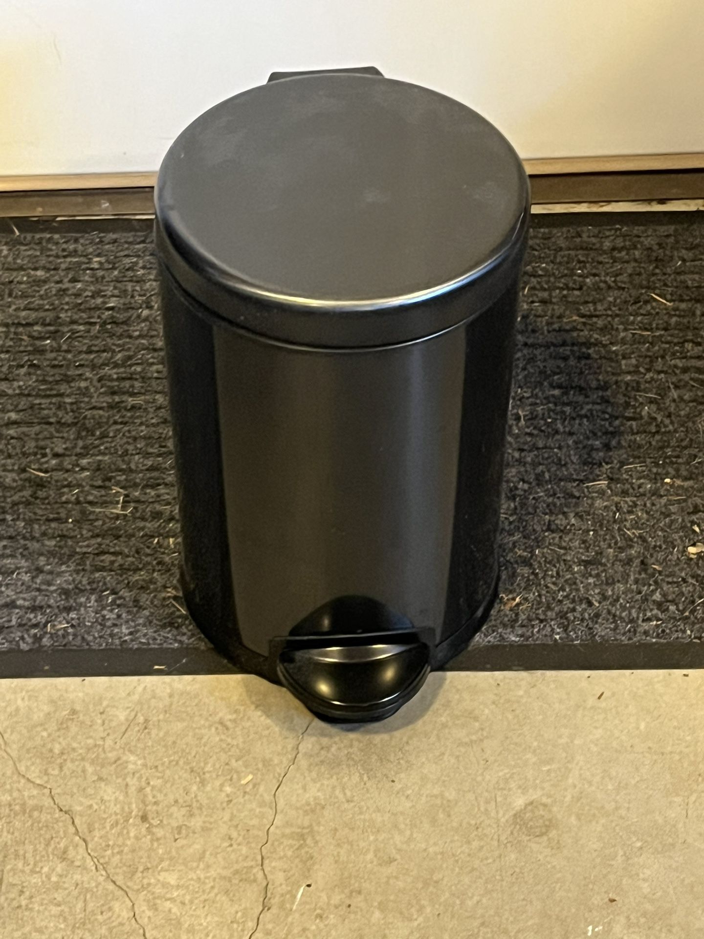 Small step open garbage trash bin
