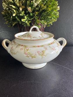 Havialand Limoges France Lidded Sugar Bowl Pink Roses, Green Garland Gold Trim Schleiger #346 c.1903.