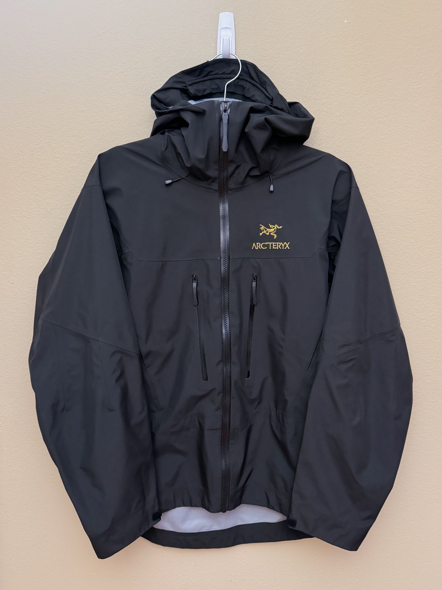 Arc'teryx Gold Logo Alpha SV Hooded Raining Jacket Black Medium