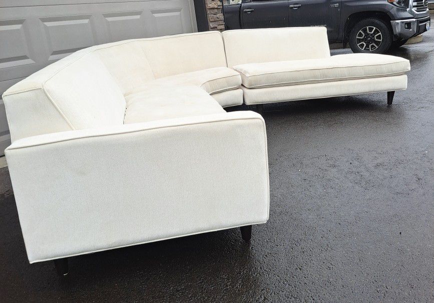 Beautiful Cream White Sectional Couch. Good Condition  No Holes No  Rips