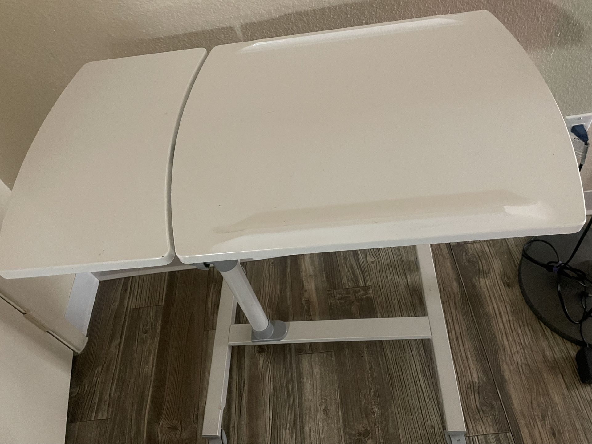 White Movable Desk On Wheels