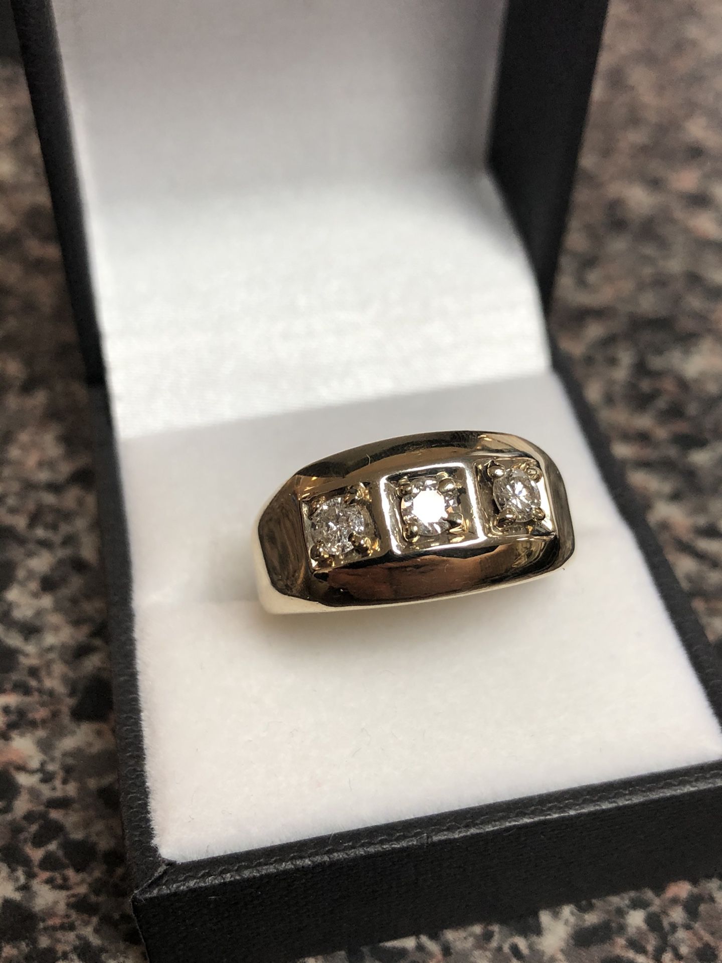 Men’s gold & diamond ring