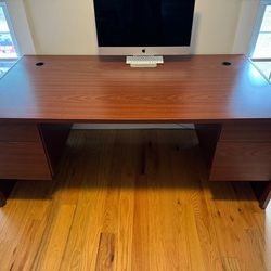 Office Desk Good Condition 72x36  Has Key   And 🔑  Is Already Disassembled For Pickup 