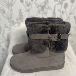 Guess Women's Aussie Faux Fur Round Toe Ankle Boots Gray Size 9.5 M New 