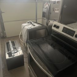 FRIGIDAIRE KITCHEN SET (fridge, oven, microwave, dishwasher) 