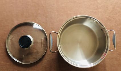 Belgique 4 quart pot with lid silicone handles
