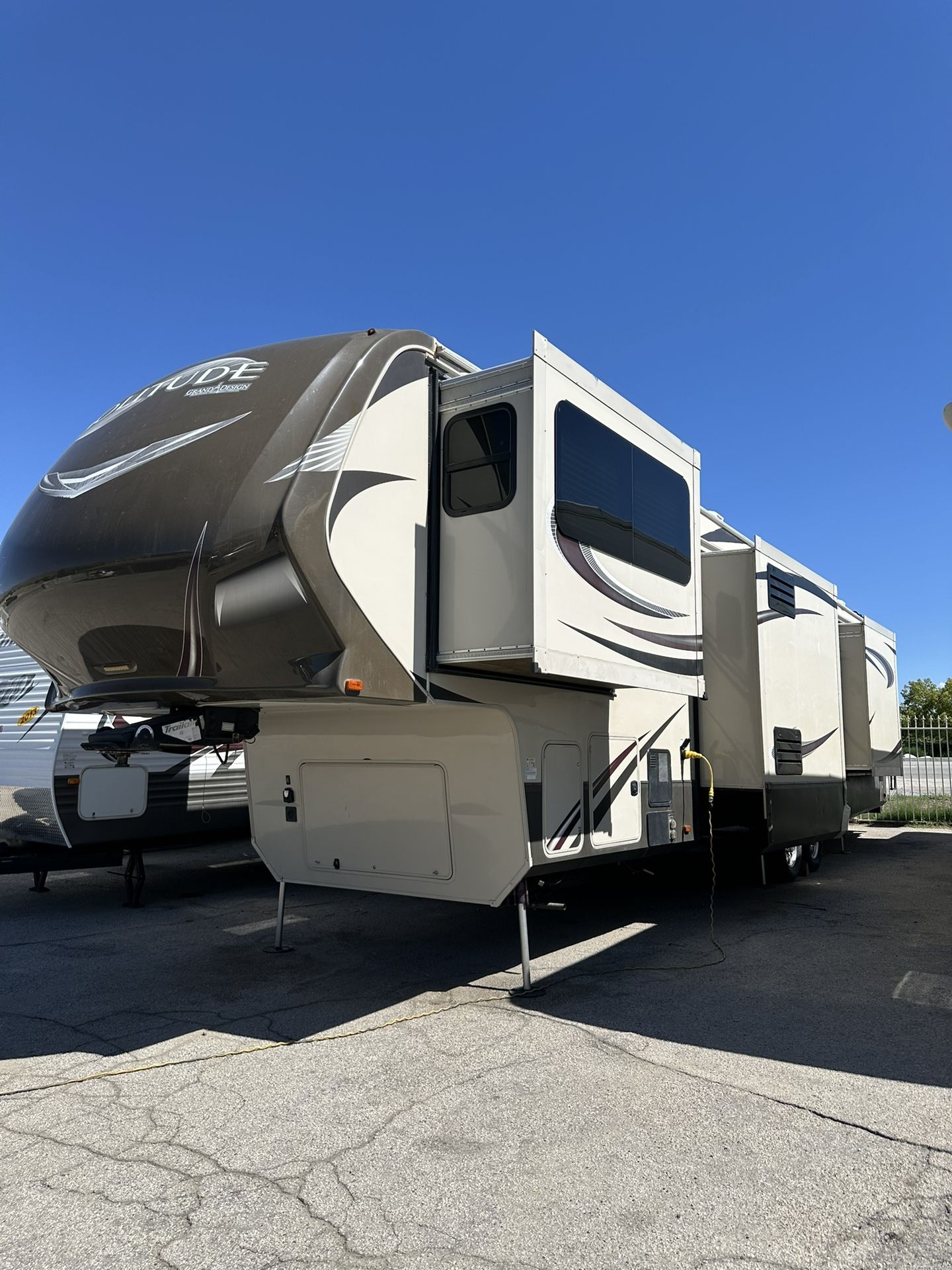 2016 Grand Design Solitude Fifth Wheel/ Travel Trailer/ Rv