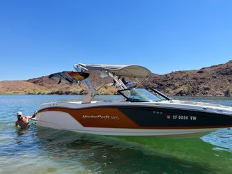 2018 MasterCraft  NXT22 – UNDER 100 HOURS – Upgraded DS18 Sound System – Trailer Included