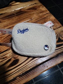 DODGERS FANNY PACK HELLO KITTY NIGHT