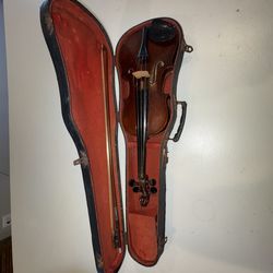Antonius  Stradivarius  Cremonensis Faciebat  Anno 17 antique Violin w/ case, new strings bow & chin rest.  No cracks