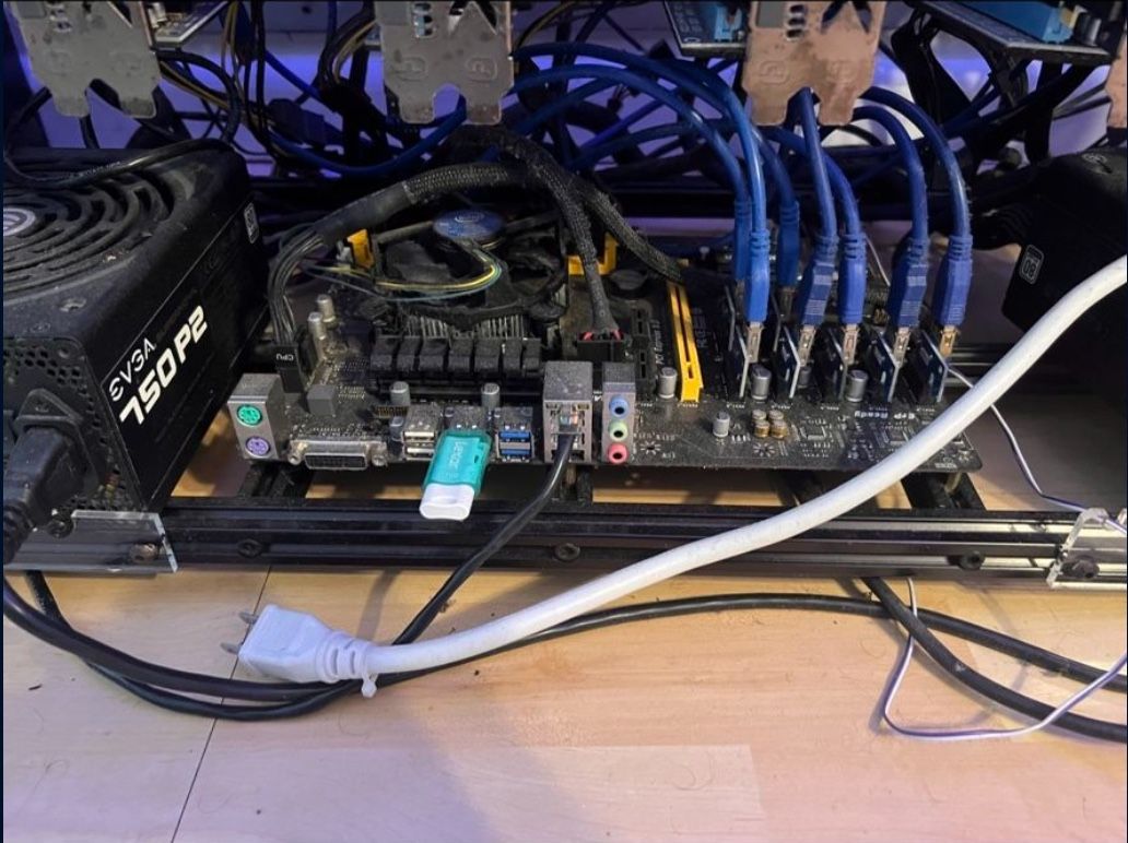 CRYPTOCURRENCY MINER 7 GPU AMD 5700 XT