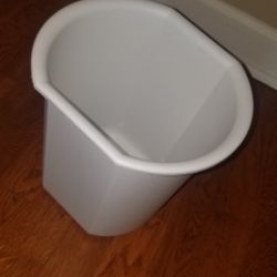 2.25 Gallons Plastic Wastebasket by Sterilite