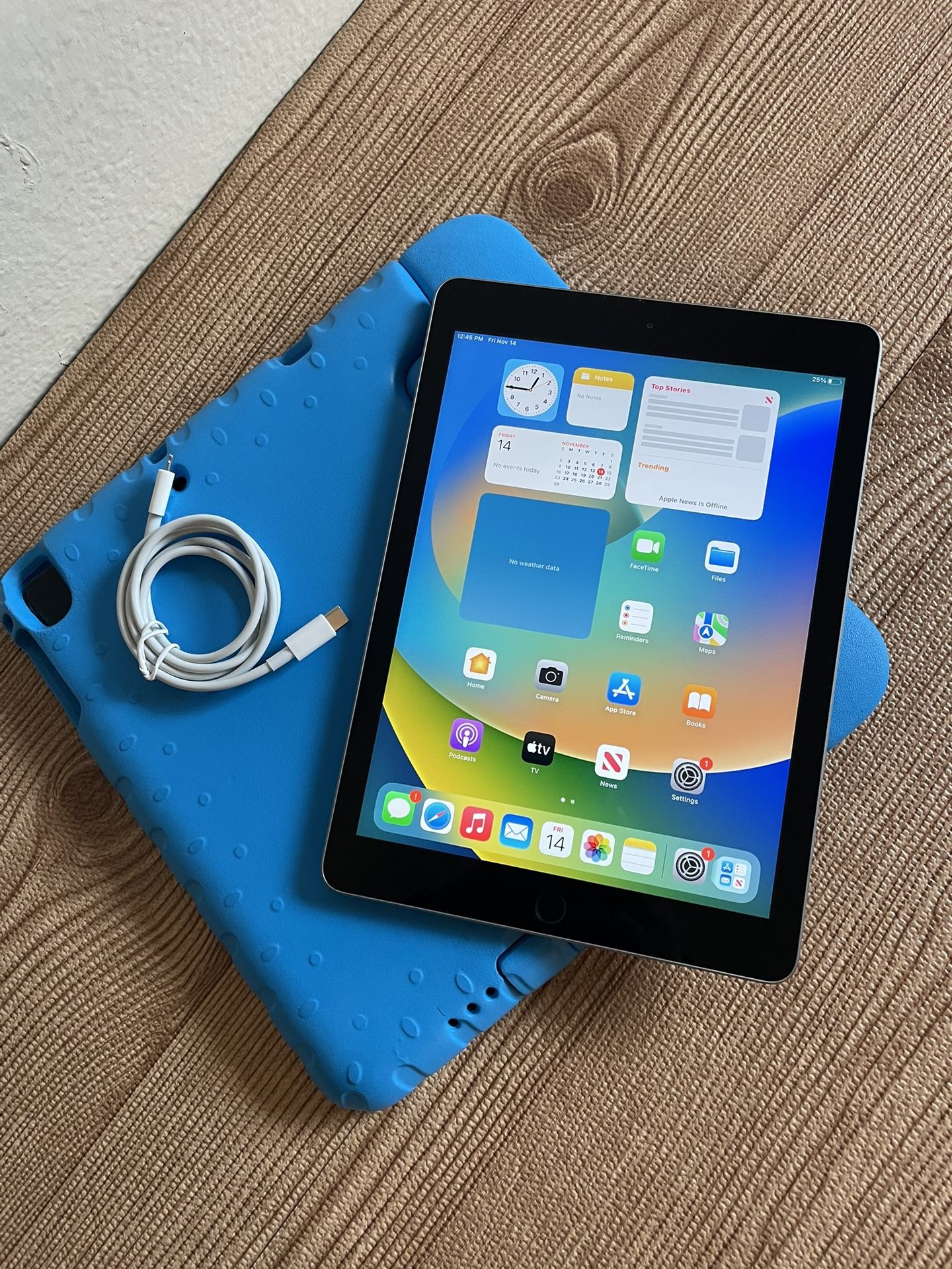 Apple iPad 5th Generation 32GB with kids protective case & Charger (128gb $170)