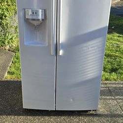 Samsung Fridge Size 36w 30d 69h) I Can Help You With Free Delivery Within 10 Miles Distance 