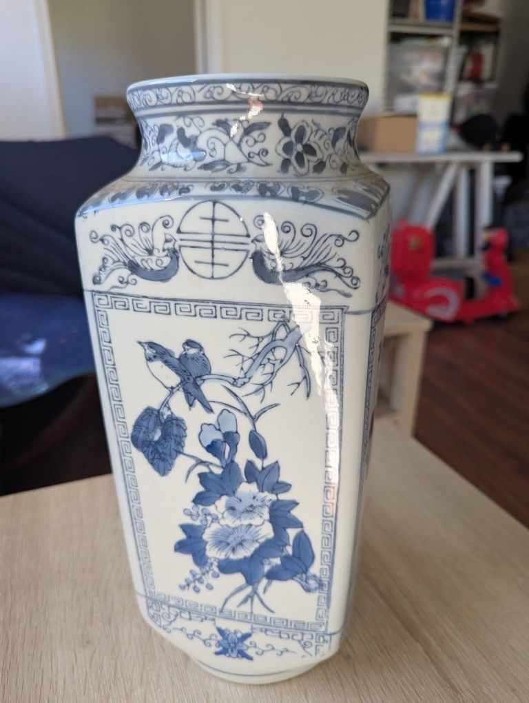 Chinese blue and white porcelain vase!!!