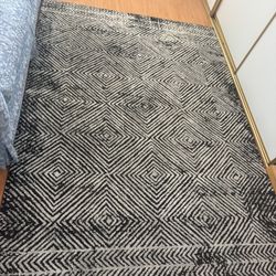 Geometric black and white rug 5'3 x 7'3