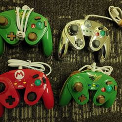 4 Nintendo Wii Controllers 