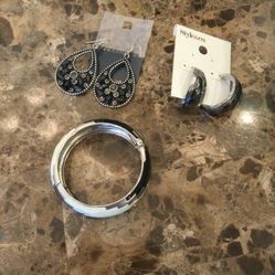 Set of earrings and bracelets