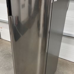 LG Upright Freezer. 20 in. W. 6 cu. ft.