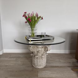 Coffee table / cocktail table