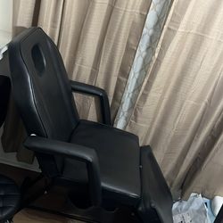 Tattoo chair $200 MUST GO!!!  (Flat Reclining back and leg area)