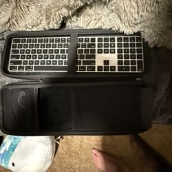 Magic Keyboard 2 (lightening) And Magic Trackpad 2 (usb C)