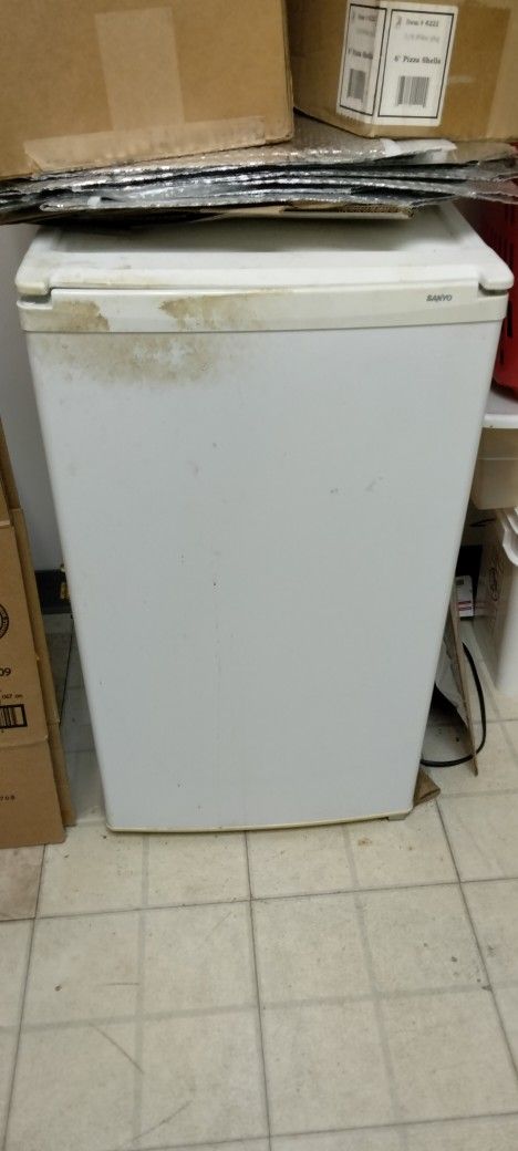 (OBO) Sanyo Mini Fridge