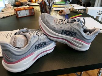Woman’s Bondi 9 size 7.5 worn once 110$
