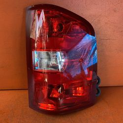 2007 - 2013 Chevy Silverado 1500/2500/3500 Passenger Side Tail Light GM437-B000R