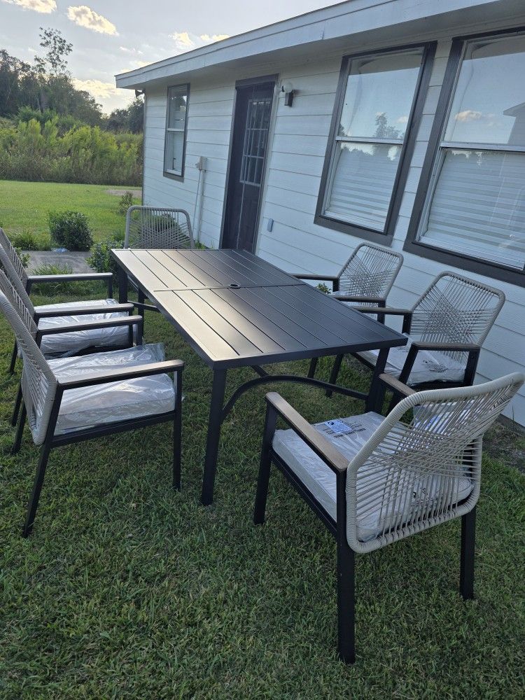 Autdoor Table And Chairs 