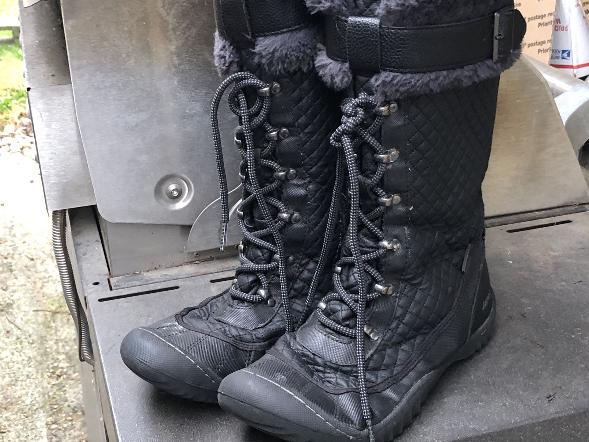Jsport Women’s Black Faus Fur Winter Boots Size 8M are good condition, there is no stains,marked or damaged to these beautiful women’s winter knee hig
