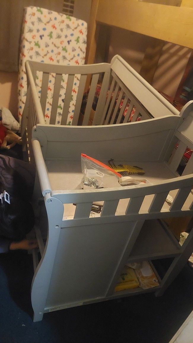 Baby's Crib And Drawers Attached