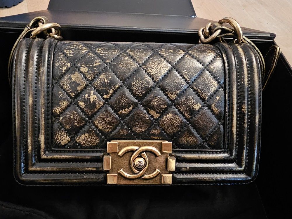 CHANEL LIMITED EDITIONS Cracked Metallic Calfskin Quilted Small Boy Flap Gold