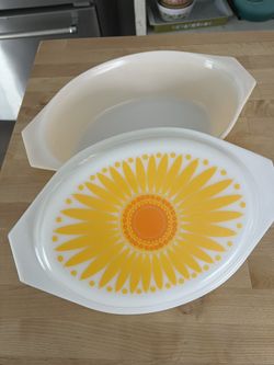 PYREX 2.5 Quart Vintage Casserole Dish